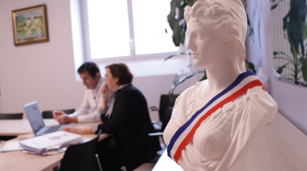 élus dans un bureau en train de travailler