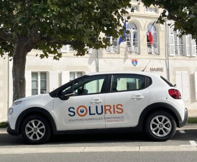 Voiture Soluris devant une mairie