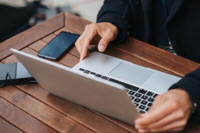 PC portable et smartphone