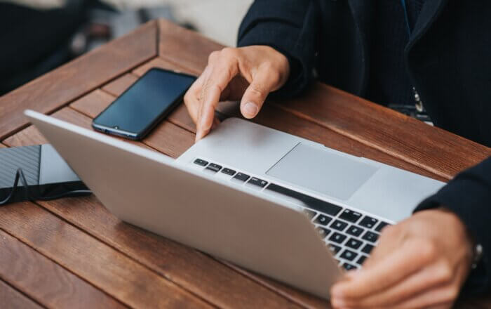 PC portable et smartphone
